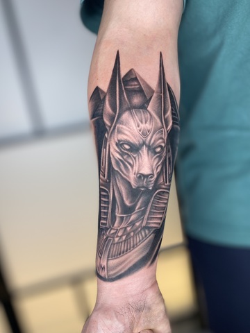 Tatouage d’Anubis pour Evan : un tatouage réaliste sur la mythologie égyptienne 